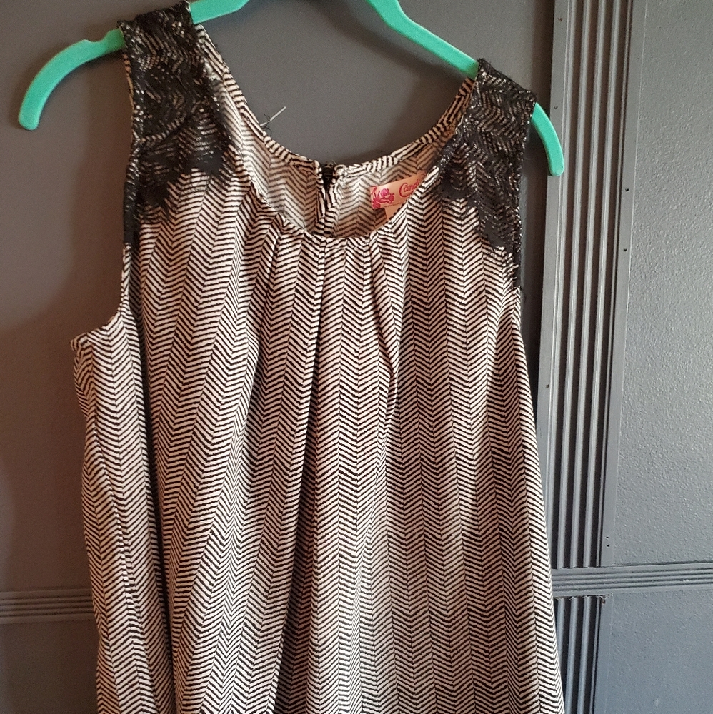 Candies sleeveless shell size XL
